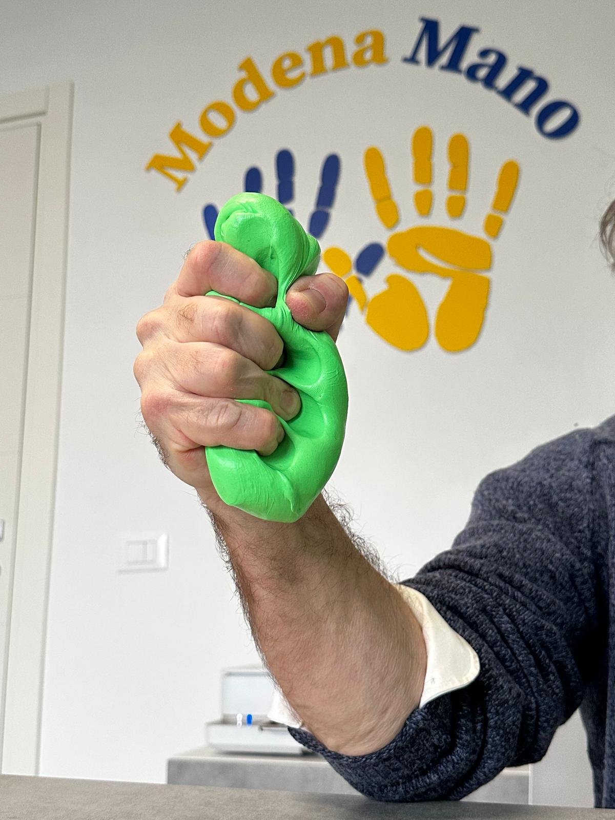 Esercizio di rinforzo della presa con putty di riabilitazione verde