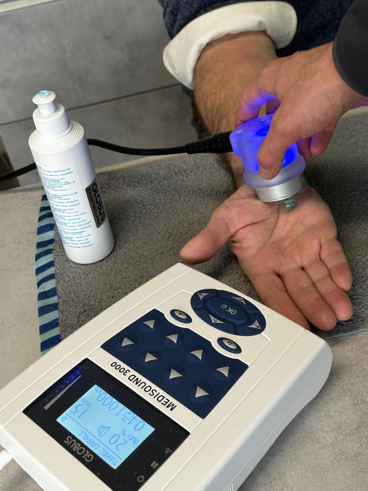 Trattamento con ultrasuonoterapia sulla mano di un paziente